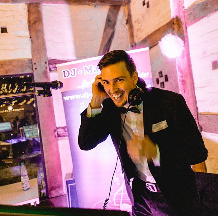 DJ Syke als Discjockey am Party machen auf einer Hochzeit.