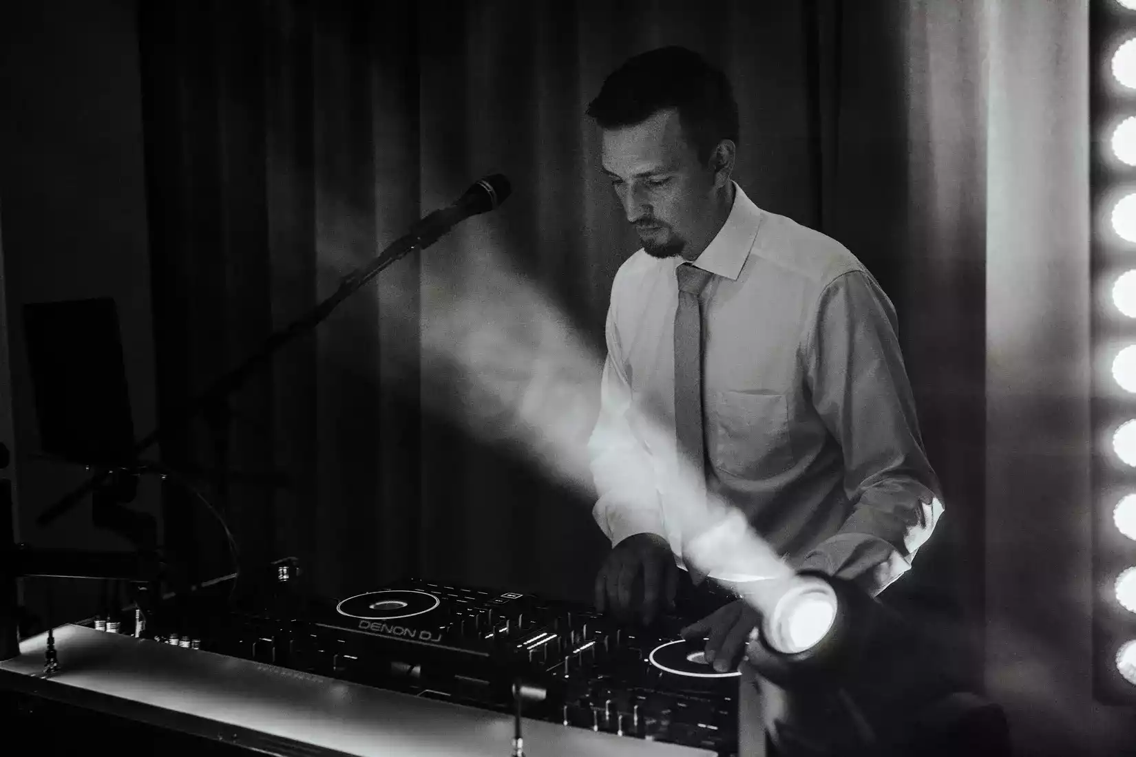 DJ Marcel steht am Mischpult in Bremen und Oldenburg